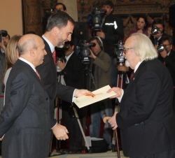 Don Felipe hace entrega a Rafael Sanz Lobato del Premio Nacional de Fotografía 2011